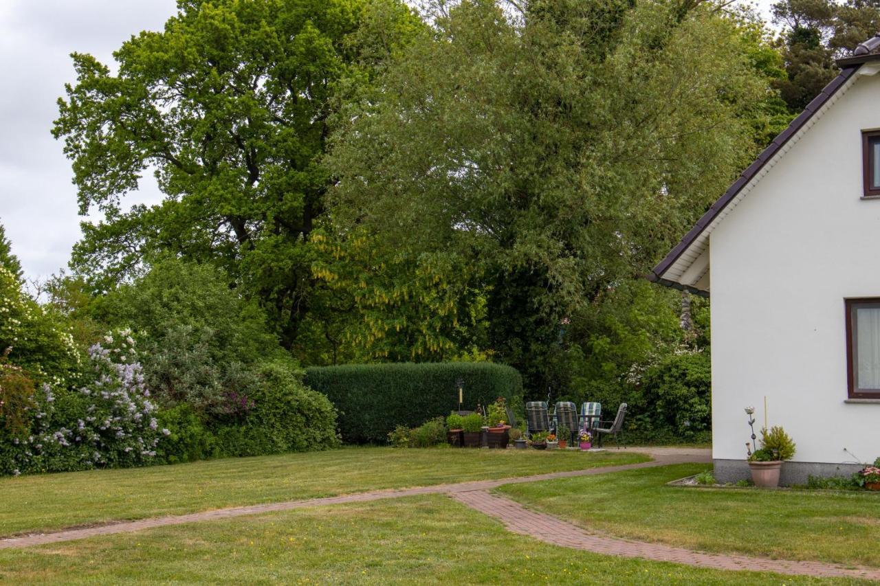 Urlaubs-Appartement Am Dorfrand Wieck Exteriér fotografie