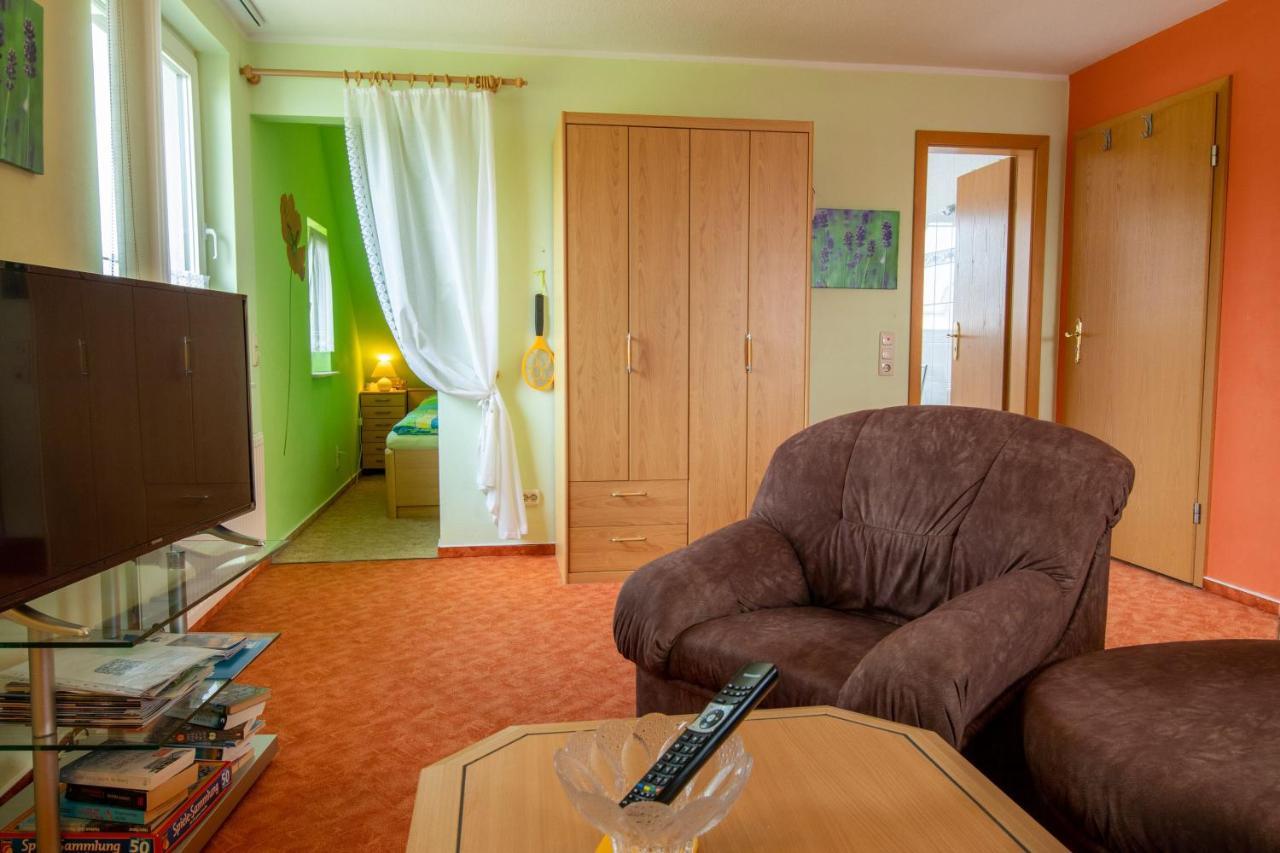 Urlaubs-Appartement Am Dorfrand Wieck Exteriér fotografie
